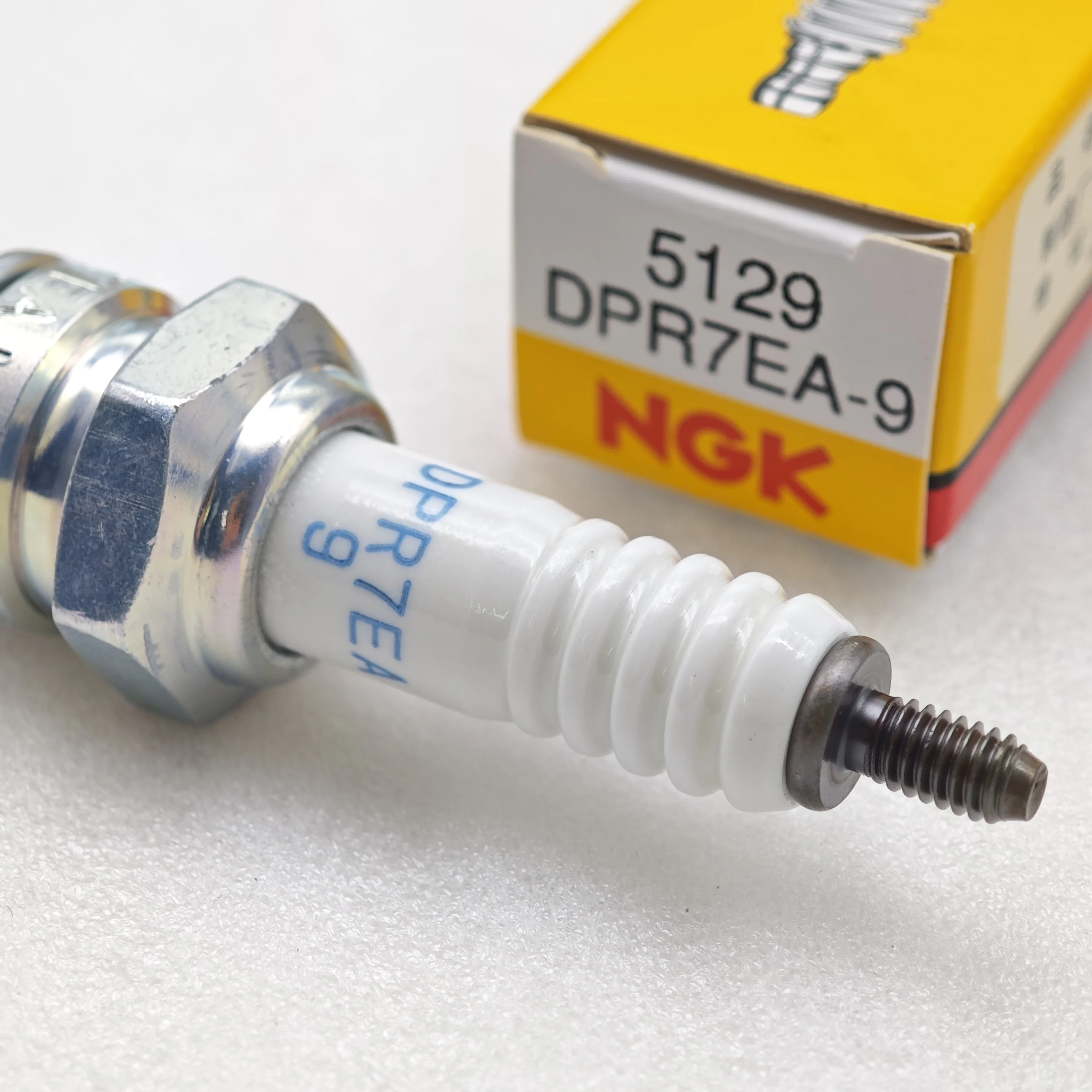 NGK Spark Plug DPR7EA-9 5129 is applicable to Temasadu 400 750 rowing CT250 300 Fossa