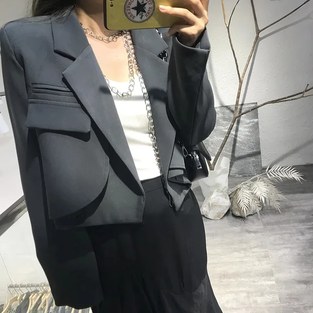 여성의 옷장에 필수적인, 다양한 옷차림에 쉽게 통합될 수 있는 세련된 짧은 정장 재킷