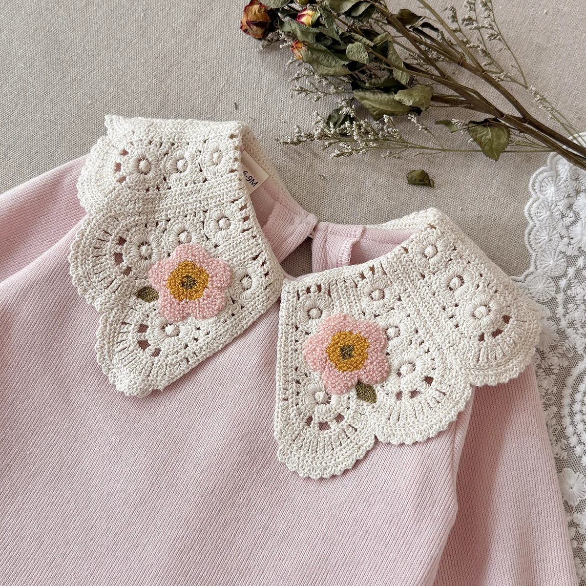 2-teiliges Baumwoll-Babykleidungsset Frühling Herbst Neuer Stil Süßes Niedliches Blumenstickerei-Pullover mit Kragen + Blumenbedruckte Schlaghose – Detail 4