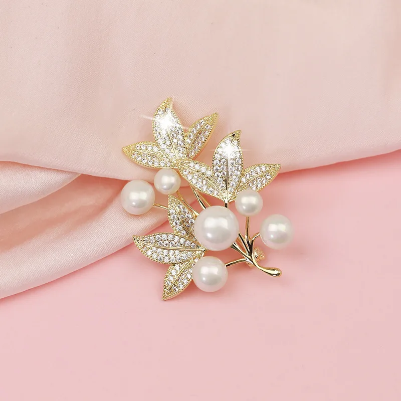 Fashion Pearl Maple Leaf Rhinestone Brooches For Women Elegant Metal Fixed Clothing Pins Daily Jewelry Accessories