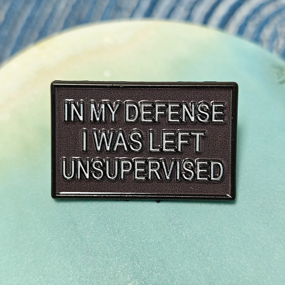 Buchstaben In My Defense I Was Left Unsupervised Emaille Metall Lustige Anstecknadeln Abzeichen Großhandel Schmuck Geschenk für Kinder Freunde