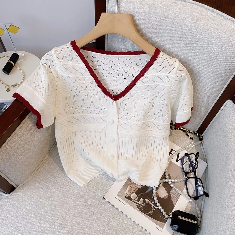 ù °  귣  Ƿ ū 귣      Ƿ  V-neck  Ƽ ª Ʈ