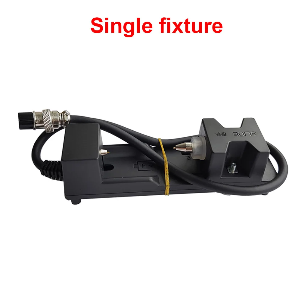 Gros plan sur les bornes de test et le sélecteur de fonction du testeur de résistance interne batterie RC3563