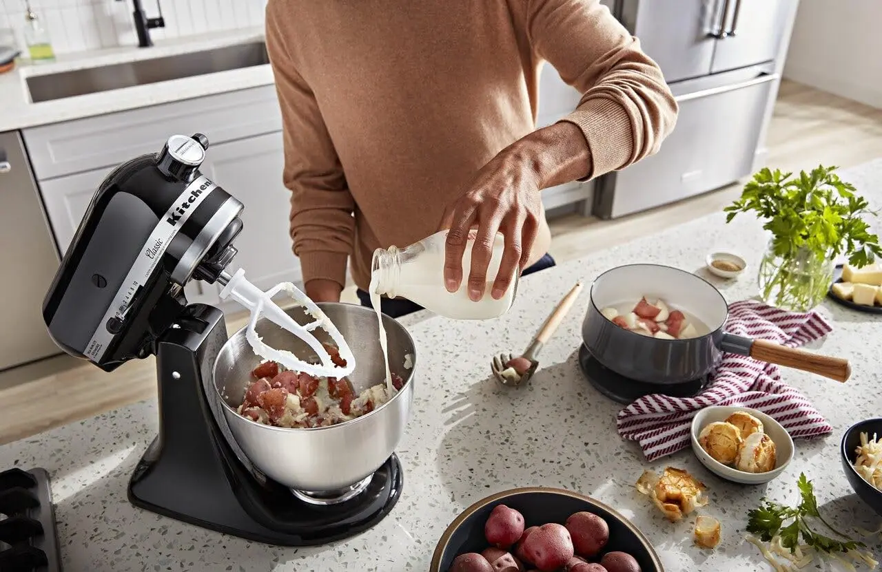 Classic Series 4.5 Quart Tilt-Head Stand Mixer K45SS, Onyx Black 5