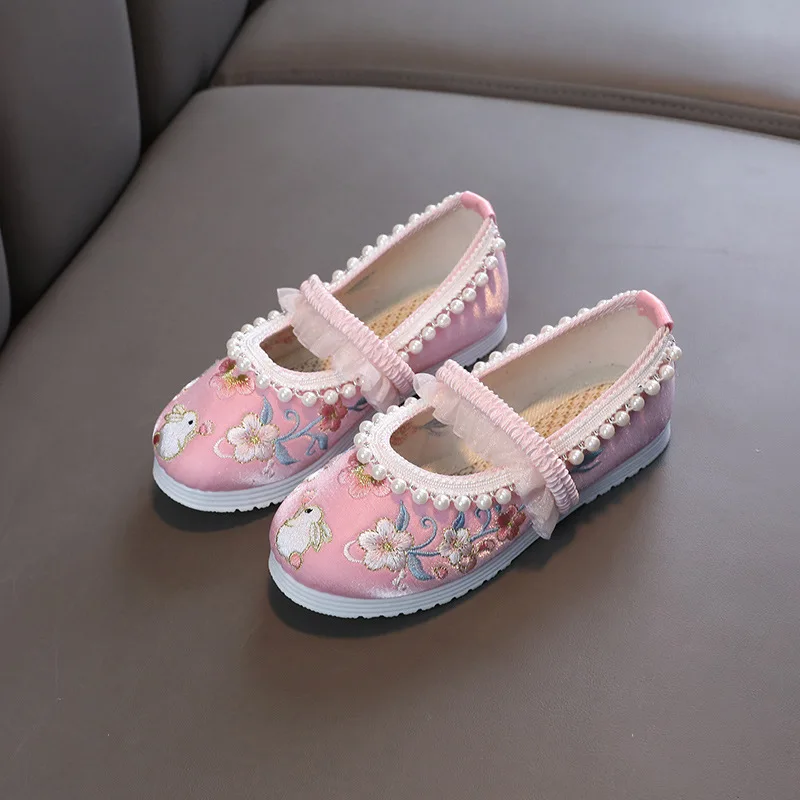 Рисунок 3 - Вышитая обувь Hanfu для девочек