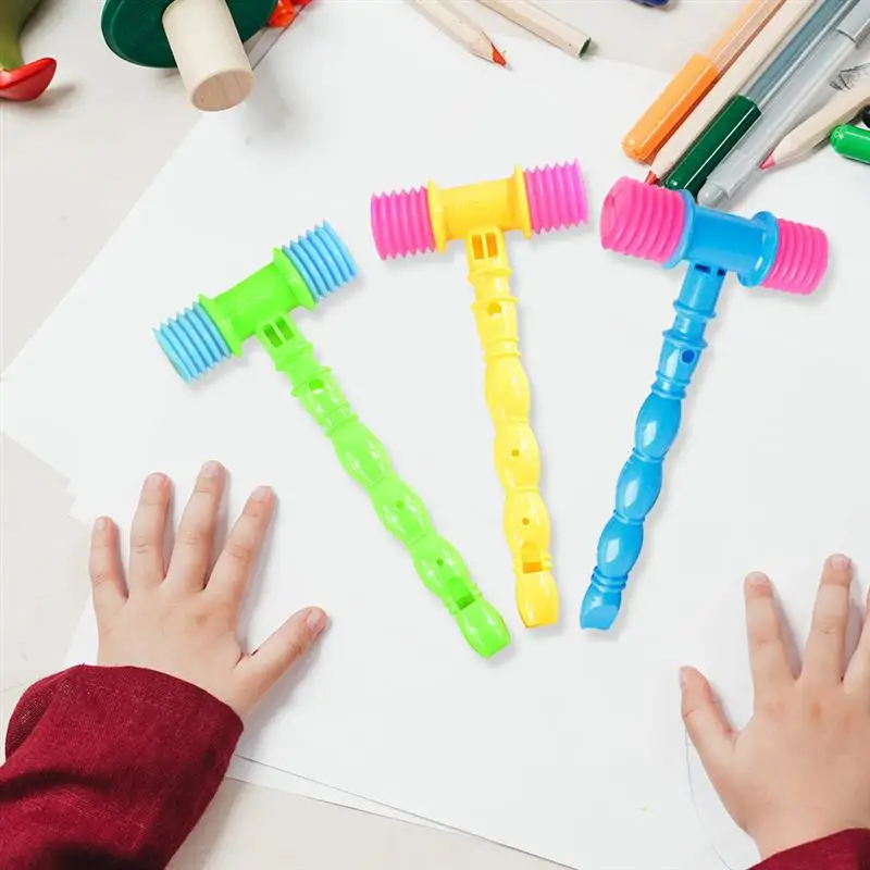Camion Di Plastica Del Giocattolo Dei Bambini in Parco Su Un Banco