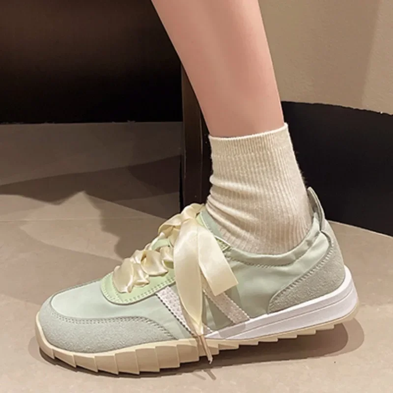 

Модные атласные маленькие белые туфли для женщин на весну/лето 2024, новые студенческие Кроссовки для отдыха, Универсальные женские туфли