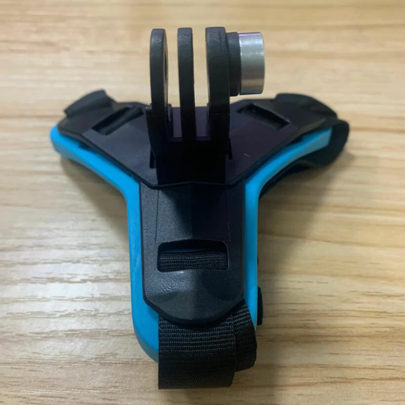 Mini stabilisateur smartphone 3 axes gimbal avec télécommande en action, stabilisant un smartphone lors d'un déplacement.
