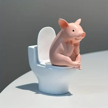 Statuetta di un Piccolo Maialino Seduto sul WC - Oggetto Decorativo, da Posizionare su Tavolo o Parete, su una Scrivania di Casa o Ufficio