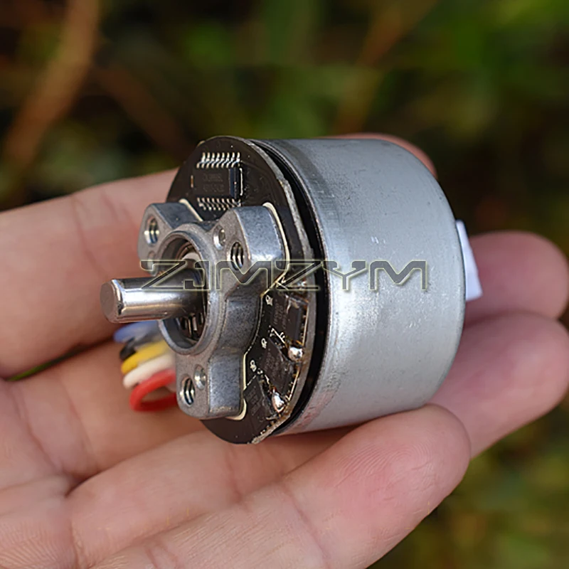 Moteur Brushless 12V DC 4250 tr/min avec Driver pour RC, installé sur un châssis de voiture RC