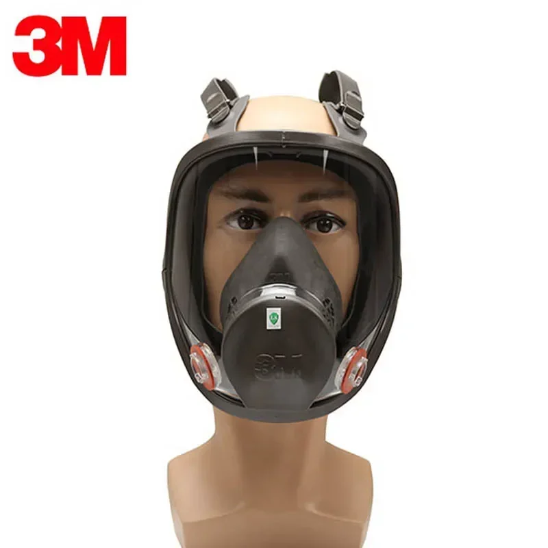 Masque 3M 6800 posé sur une surface, protection respiratoire complète pour peinture et chimie.