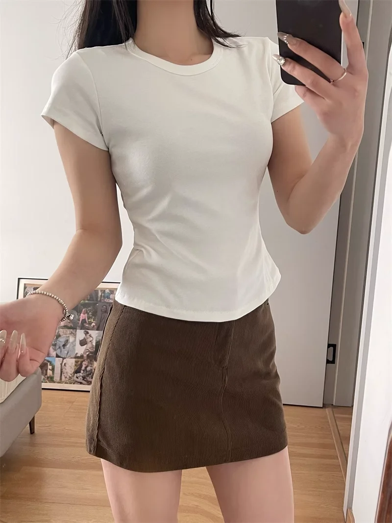 تي شيرت نسائي بقصة ضيقة وياقة مستديرة وأكمام