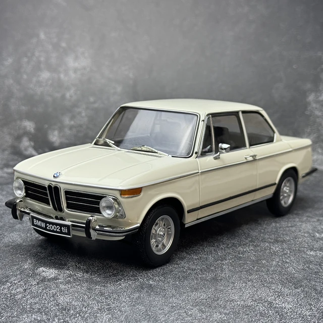 KYOSHO 1:18 2002 tii car model classic car collection display gift