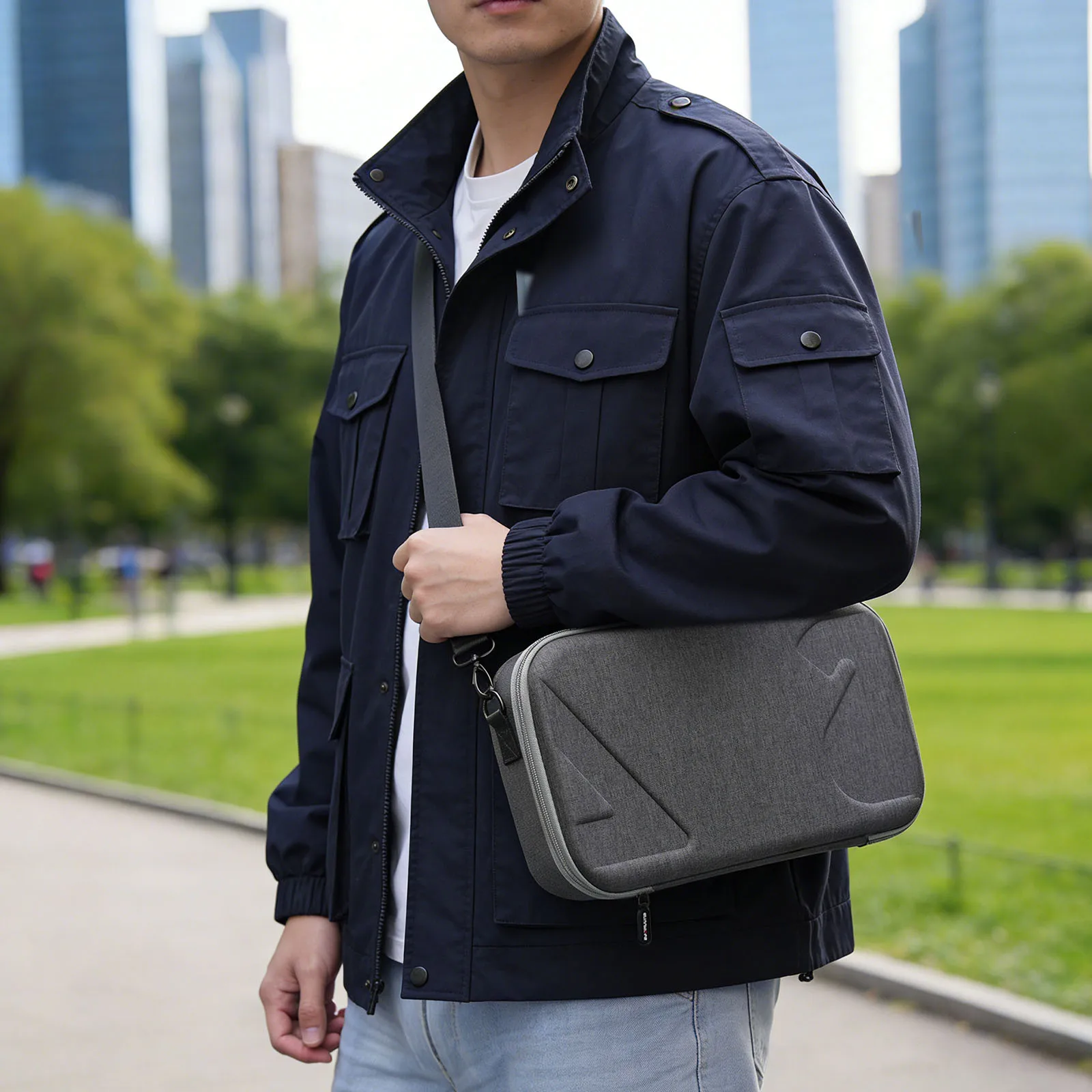 Fermeture éclair robuste et poignée de transport sur le sac de protection pour DJI Neo 2 et RC 2, design compact.