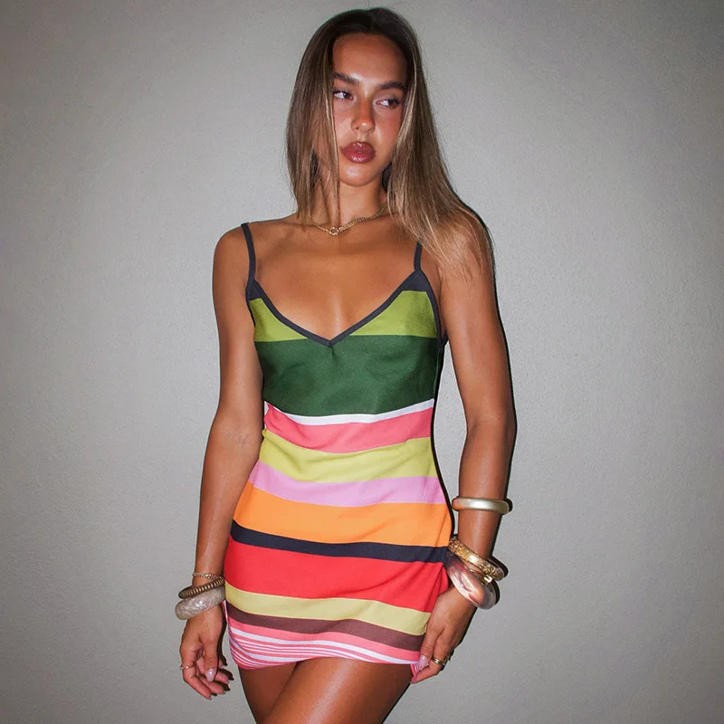 Damen Regenbogenfarbener, ärmelloser, figurbetonter Minirock, elegante Damen, sexy V-Ausschnitt, schmal geschnittenes Minikleid, Sommerurlaub, Strandmode – Detail 4