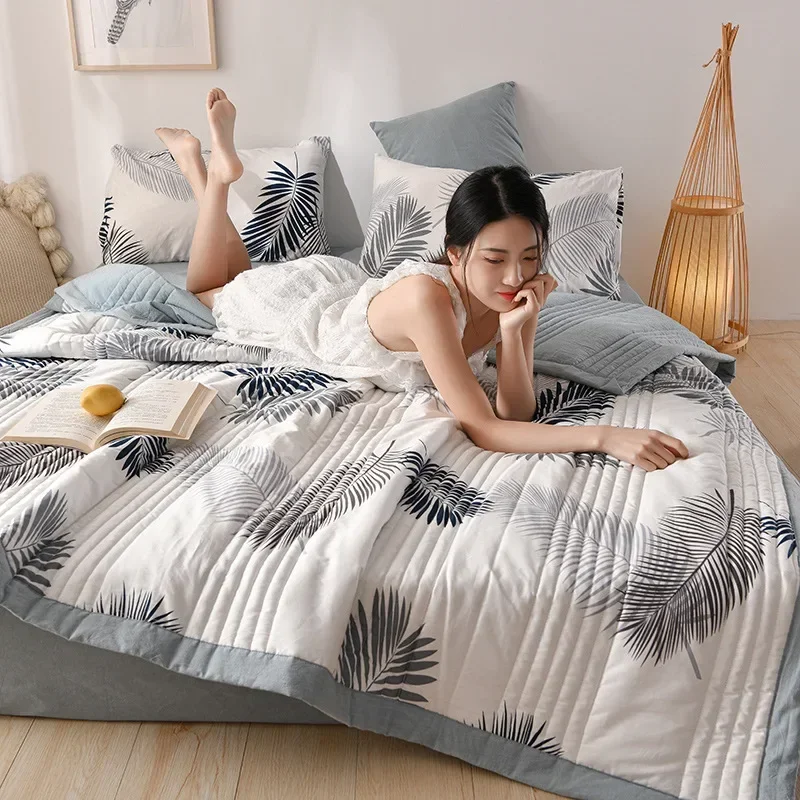 Lightweight Quilted Summer Blanket - Soft, Breathable, and Washable Queen Size Duvet