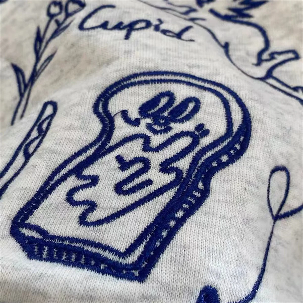 Korean Fashion Women's Gray Embroidered Round Neck Short Sweatshirts Autumn Long Sleeves Vacation Pullovers Tops Casual Popular