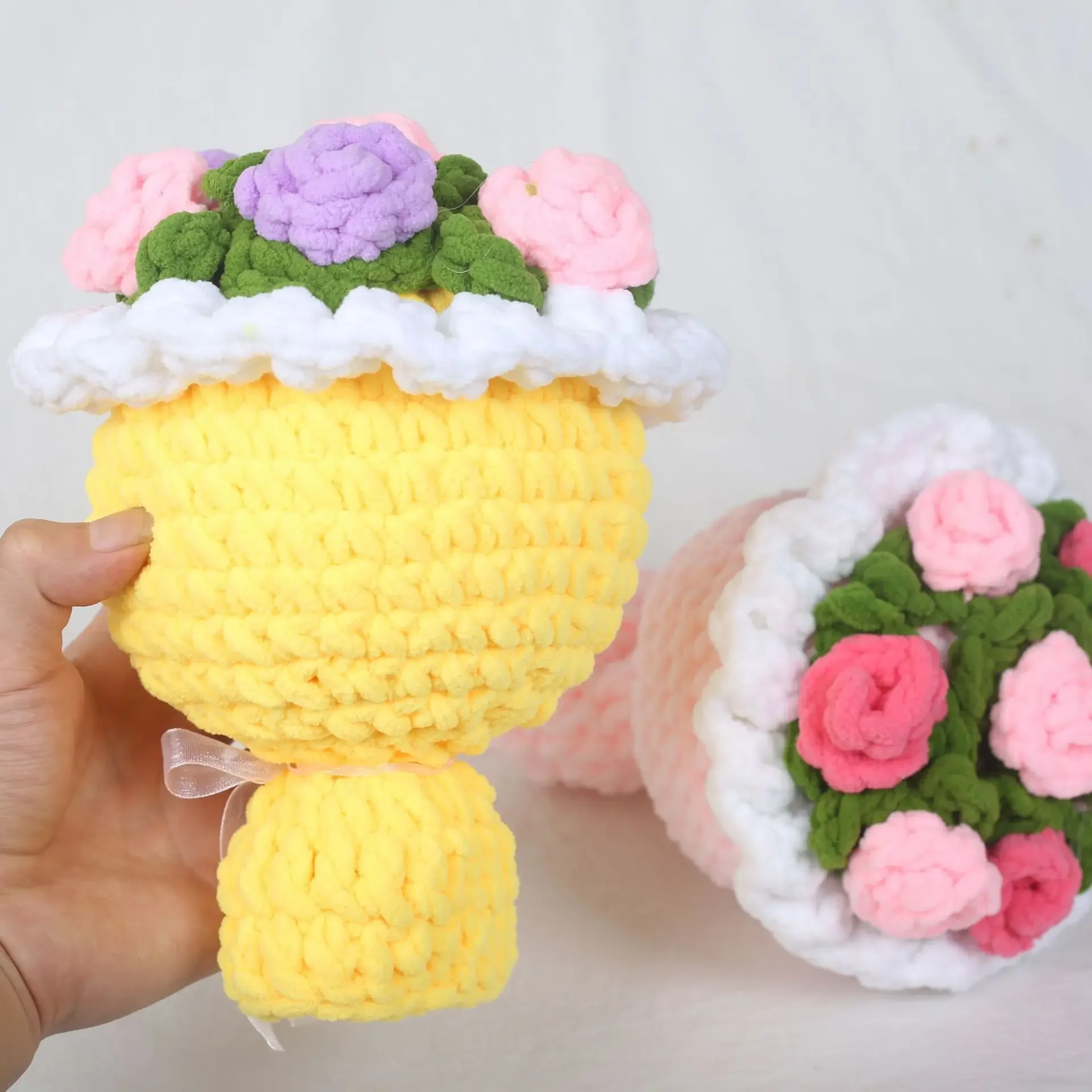 Hand Knitted Rose Bouquet Heartfelt Valentine's Day Gift for Girlfriend Woolen Handheld Flower Arrangement Bridal Bouquet