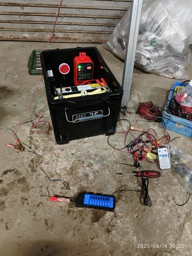 10km Farm Electric Poultry Equipments Portable Power Solar Panel Electric Fence Energizer Metal Garden Fence Fence Accessories photo review