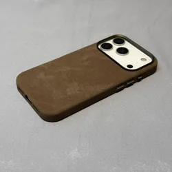 Luxurious Flannel Magnetic Leather Case - Retro Sweatproof, Wireless Charging, Shockproof - iPhone 15 (Brown)