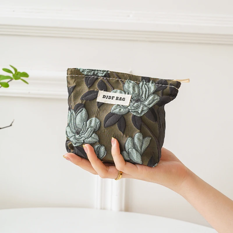 حقيبة مستحضرات تجميل نسائية ذات سعة كبيرة باللون الأخضر الداكن ، مستحضرات تجميل محمولة ، حقيبة تخزين لتغيير الملابس ، حقيبة أدوات تجميل للسفر ، حقيبة خط للركاب