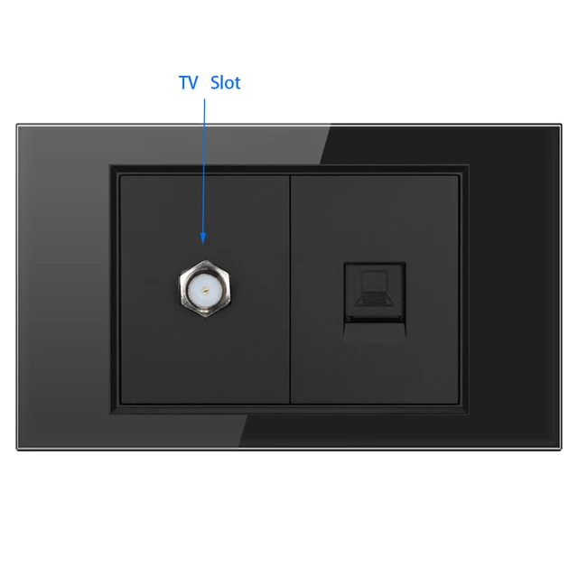 컴퓨터나 TV 등을 사용하는 경우 필수템으로 꼽히는 벽 소켓