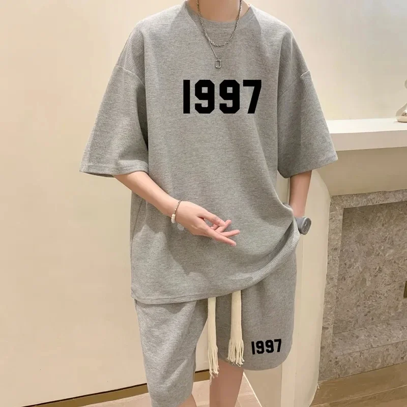 thumbnail image 1 of Conjunto de dos piezas deportivo de gran tamaño de estilo universitario japonés y coreano para hombre y niño, camiseta holgada informal de manga corta y pantalones cortos, 1 of 5