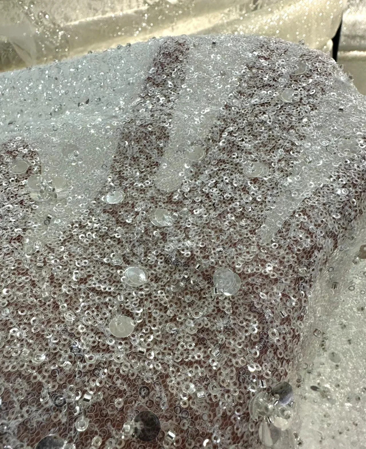 

Кружевной Тюль с бусинами, новейшая нигерийская кружевная ткань Silvery2024, полностью блестящая Роскошная африканская кружевная ткань, элегантные платья для женщин