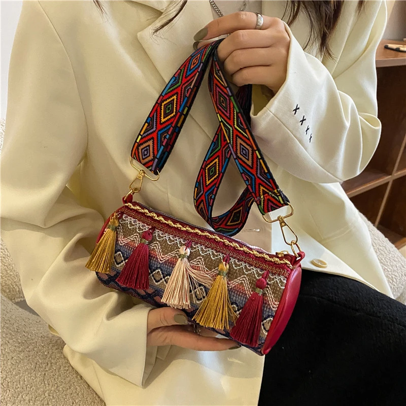 

Высококачественные новые женские сумки в этническом стиле на осень и зиму, молодежные модные сумки через плечо, лидер продаж, трендовые сумки через плечо с кисточками
