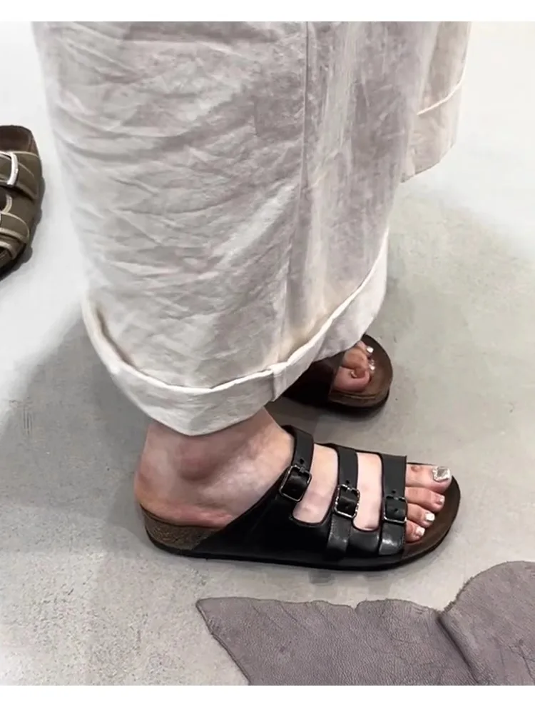 Slip-on-Hausschuhe mit Gürtelschnalle und großem Kopf und dickem Absatz, schwarze Retro-Hausschuhe aus echtem Leder mit quadratischer Zehenpartie für Damen – Detail 3