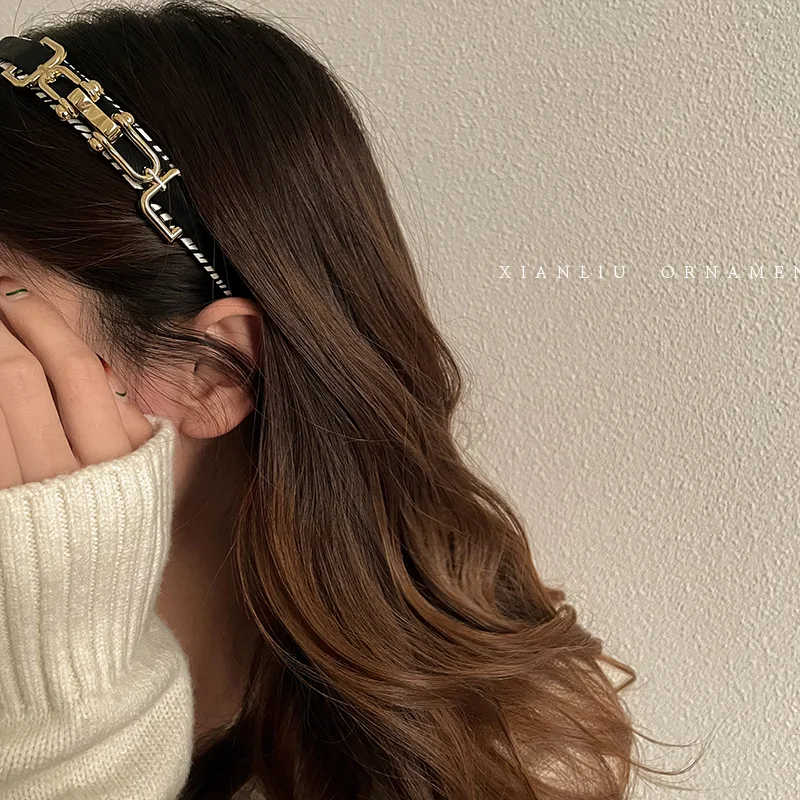 女性のレトロなブラックゴールドパンクスタイルのチェーンヘッドバンド