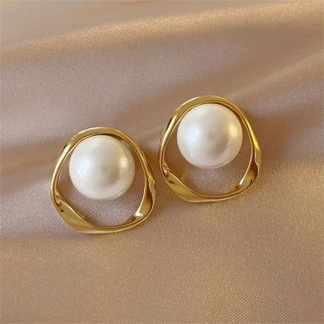 Mode irrégulière perle boucles d'oreilles femme 2025 à la mode rétro couleur or simulé perle boucles d'oreilles pour les femmes bijoux de mariage