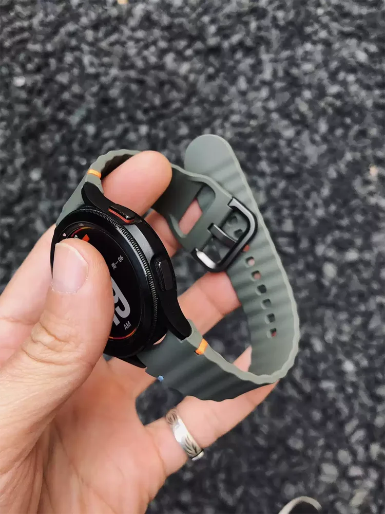 Enhanced Silicone Bracelet for Galaxy Watch - Seamless Design for Comfort and Style