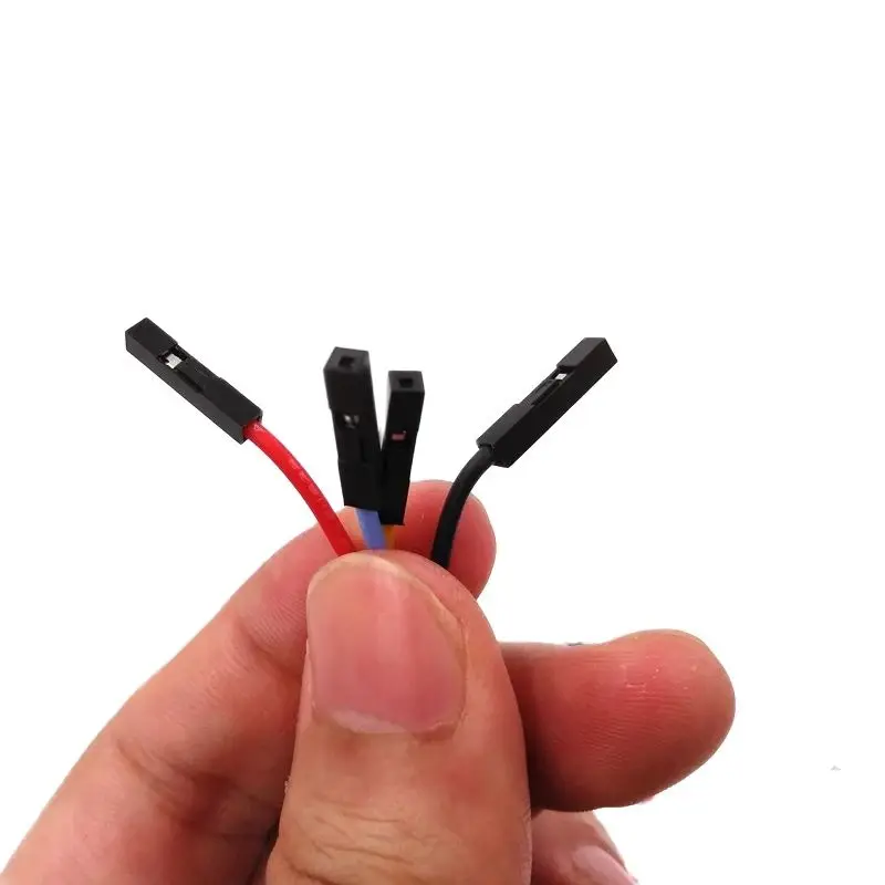 Gros plan sur les connecteurs des câbles Dupont femelle-femelle 24AWG 20cm