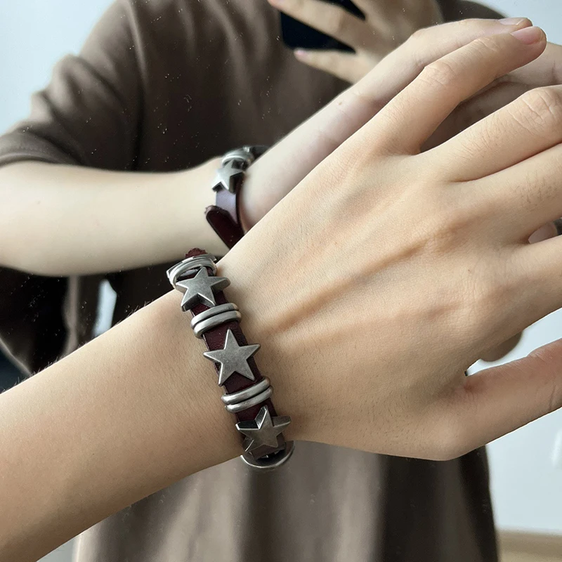 Bracciale in pelle con borchie punk: polsino con rivetti incisi personalizzati - Italia