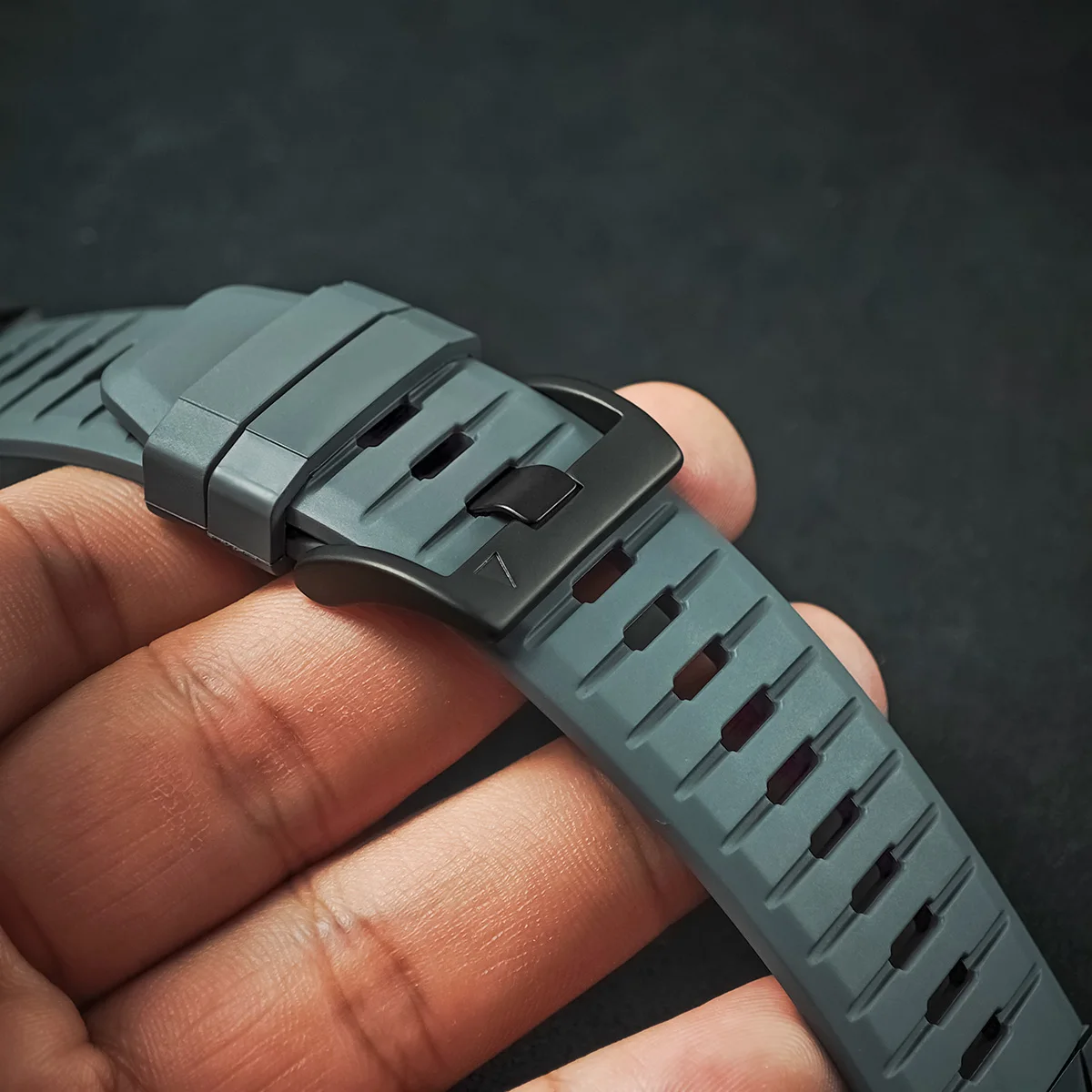 Quick Fit Fluororubber Watch Strap - Durable & Versatile Replacement Band (22/26mm)