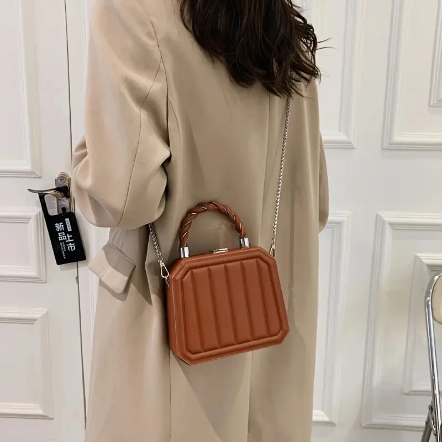 Fashionable Ladies' Trendy Solid Color Faux Leather Purse with Stylish Geometric Embossed Design and Chain Strap for Chic Look