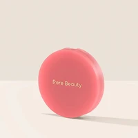 Rare Beauty The Cream To Powder Blush : une couleur rêveuse et un effet mat longue tenue, flou et discret, sans accentuer la texture de la peau. 5