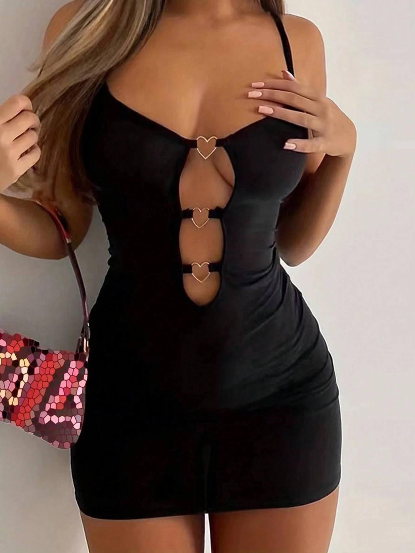 Robe à bretelles spaghetti ajourée avec décorations en forme de cœur et d'anneaux pour femme