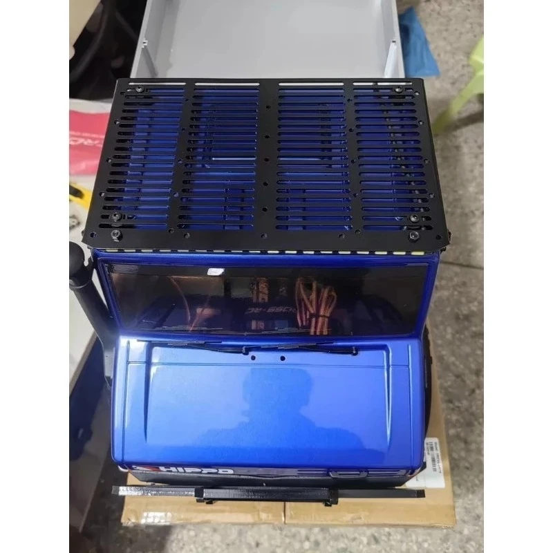 Détail des fixations du porte-bagages de toit en acier inoxydable pour CROSSRC EMO X6 XL3 RC Rock Crawler 1/8