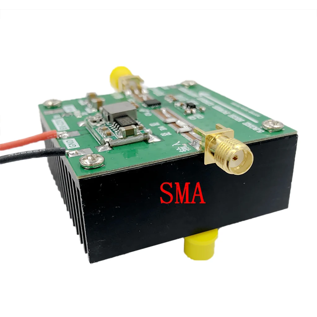 Amplificateur RF linéaire haute puissance 5.8GHz 2W pour transmission FPV installé sur un drone, câbles connectés.