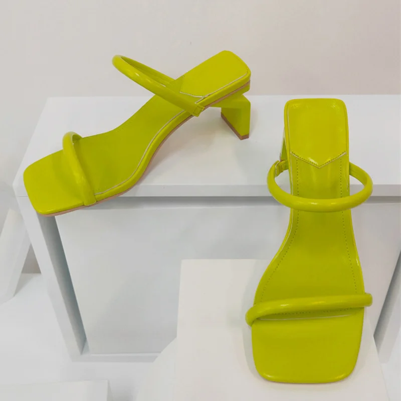 

Сандалии-гладиаторы женские с открытым носком и узкими ремешками, пляжная обувь, модные тапочки в странном стиле, флуоресцентные зеленые на квадратном каблуке