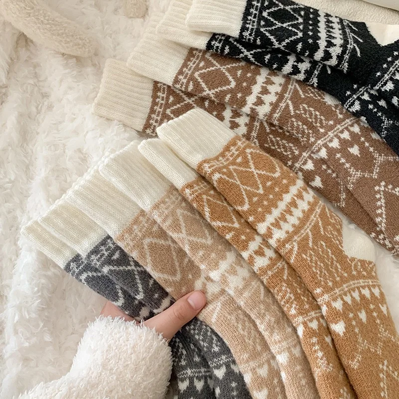 5 Pairs of Women's Warm Winter Socks, Ethnic Style Diamond Pattern Mid-tube Cold-proof Socks, Soft and Comfortable Outdoor Socks 4 5 Pairs of Women's Warm Winter Socks, Ethnic Style Diamond Pattern Mid-tube Cold-proof Socks, Soft and Comfortable Outdoor Socks 4