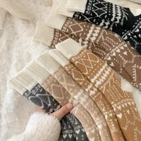 5 Pairs of Women's Warm Winter Socks, Ethnic Style Diamond Pattern Mid-tube Cold-proof Socks, Soft and Comfortable Outdoor Socks 4