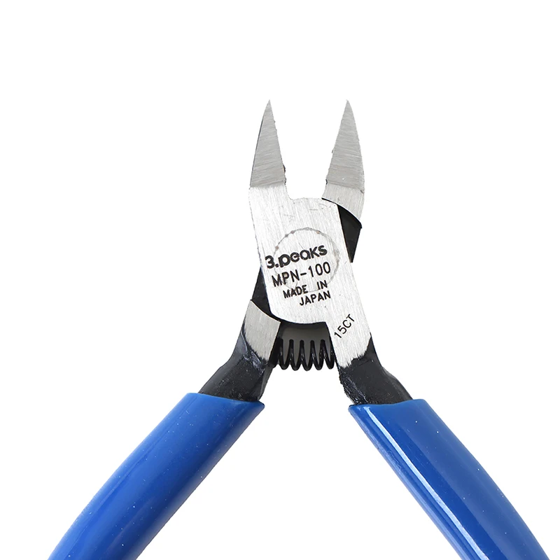 Pince de précision 120mm utilisée pour couper des buses sur un circuit électronique.