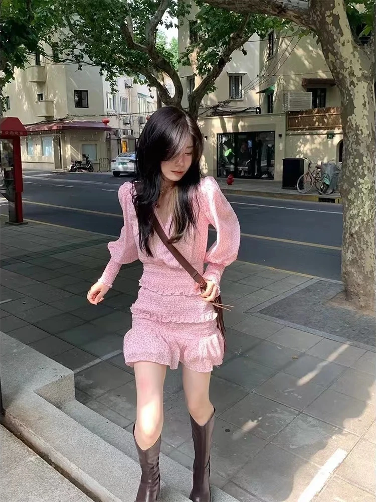 

Женское платье-футляр с длинным рукавом и цветочным принтом