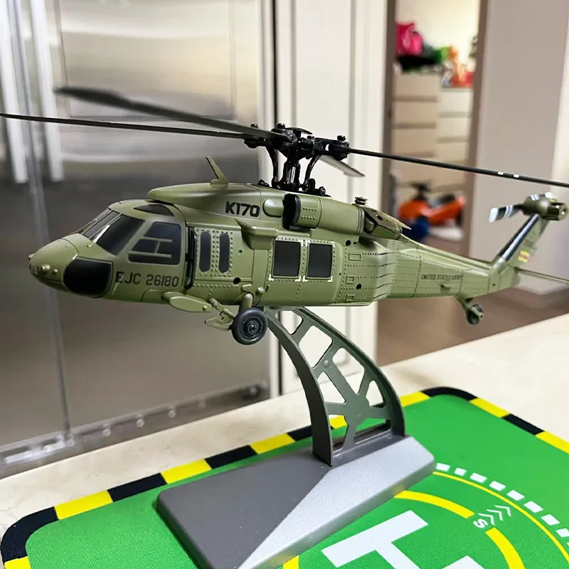 Hélicoptère RC Black Hawk UH-60L K170 - Quadrirotor sans ailerons avec gyroscope 6 axes en vol stationnaire, lumière du jour.