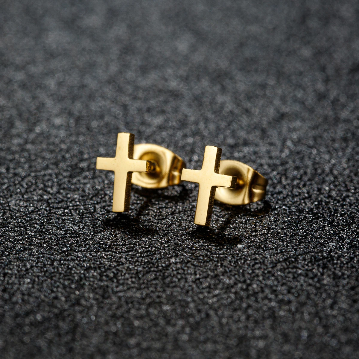 Goldene Edelstahl kleine Kreuz Christentum Amulett Ohrringe für Frauen hypoallergene Ohrstecker für Mädchen Alltagskleidung