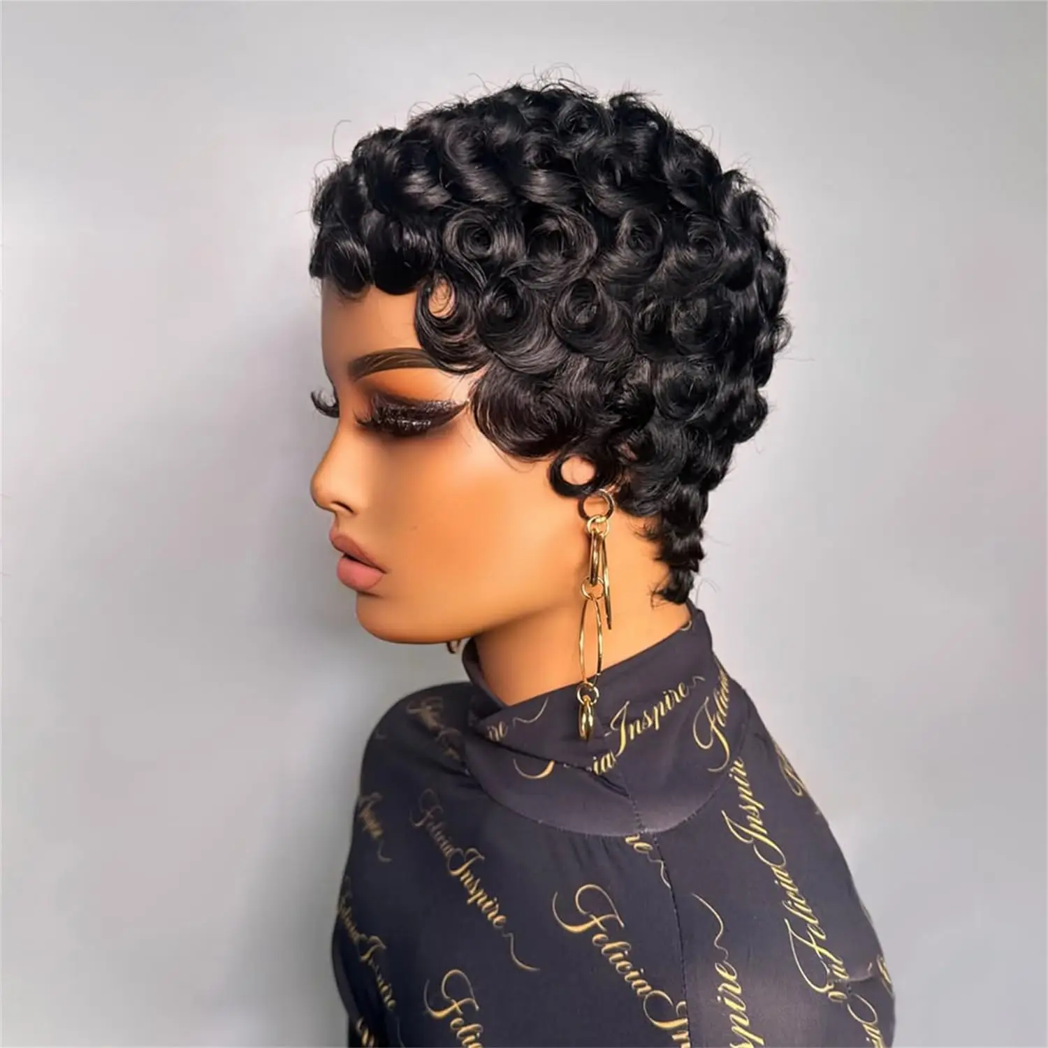 Parrucca da donna in capelli umani, taglio pixie, interamente realizzata a macchina - corta, a strati, riccia con frangia, pre-pizzicata, pronta da indossare per uso quotidiano, dall'aspetto naturale. - immagine 4