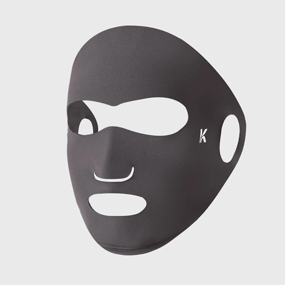 Masque réutilisable en tissu anti-poussière et UV pour femme, plié montrant la couche intérieure en coton, étiquette de lavage visible